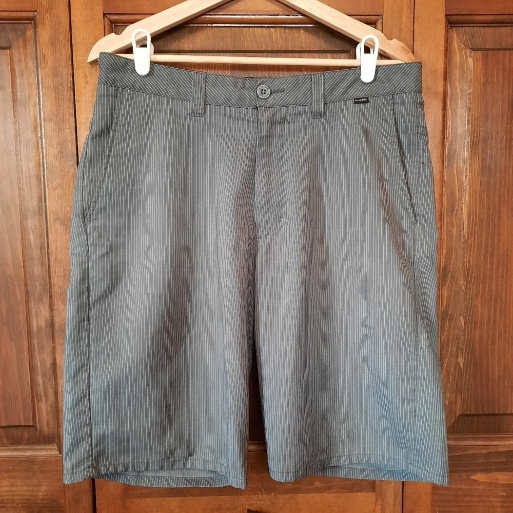 Travis Mathew Gray Pinstriped Flat Front 10" Inseam Golf Shorts Size 32